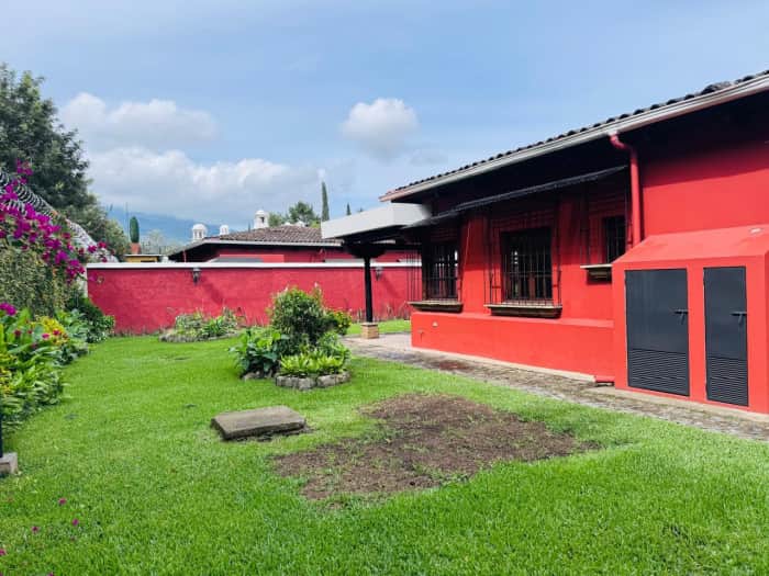 Se Vende casa amplia con Jardin en Antigua