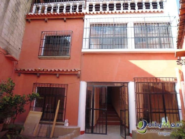 Casa grande en venta en Las Victorias, Jocotenango.