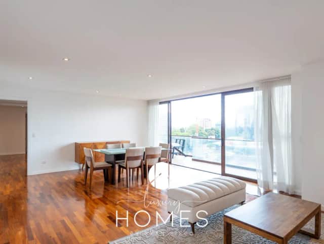 Apartamento en alquiler en Zona 10, Guatemala · 3 hab · 242 m²