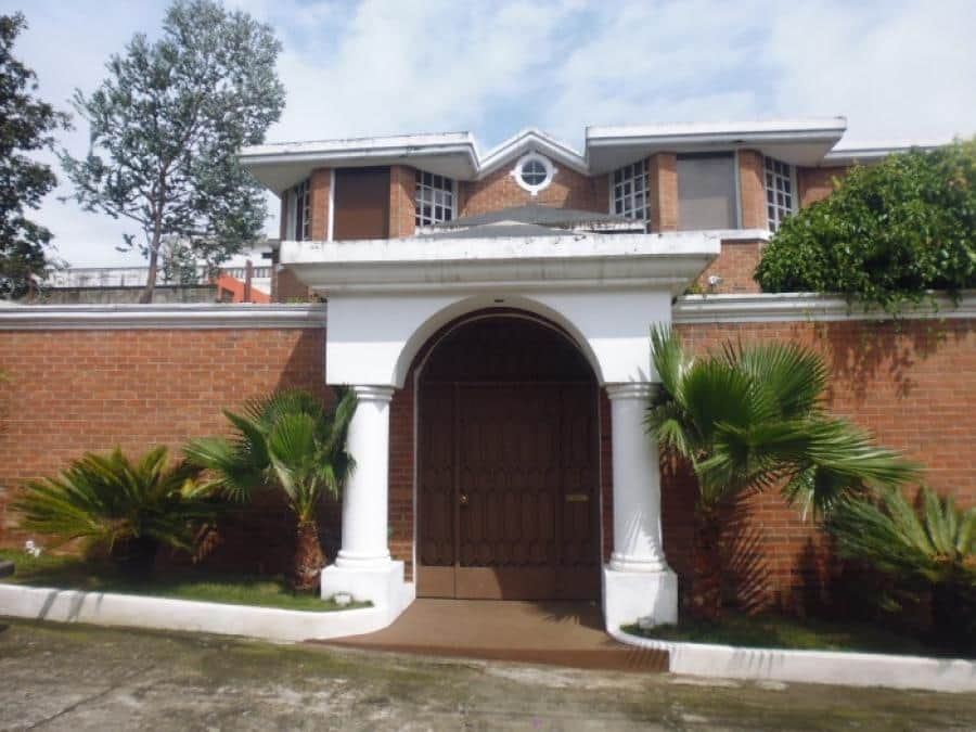 Casa de 5 habitaciones en Venta en San Cristobal Z.8 mixco, dentro de condominio