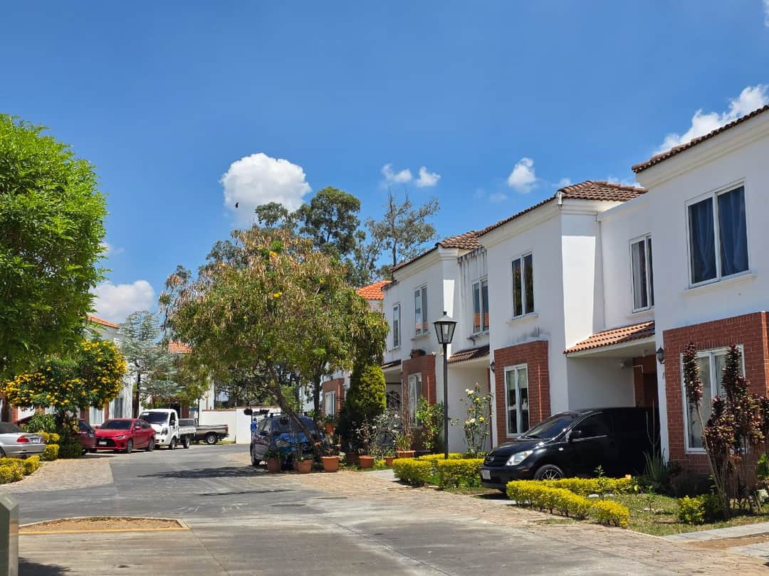 CASA CON JARDIN GRANDE EN VENTA EN HACIENDA DE LAS FLORES