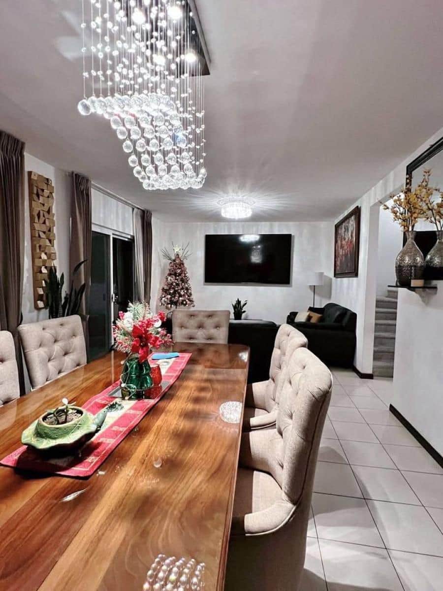 En venta , casa de 2 niveles en arcos de Santa María 2 km 36.5 carretera interamericana