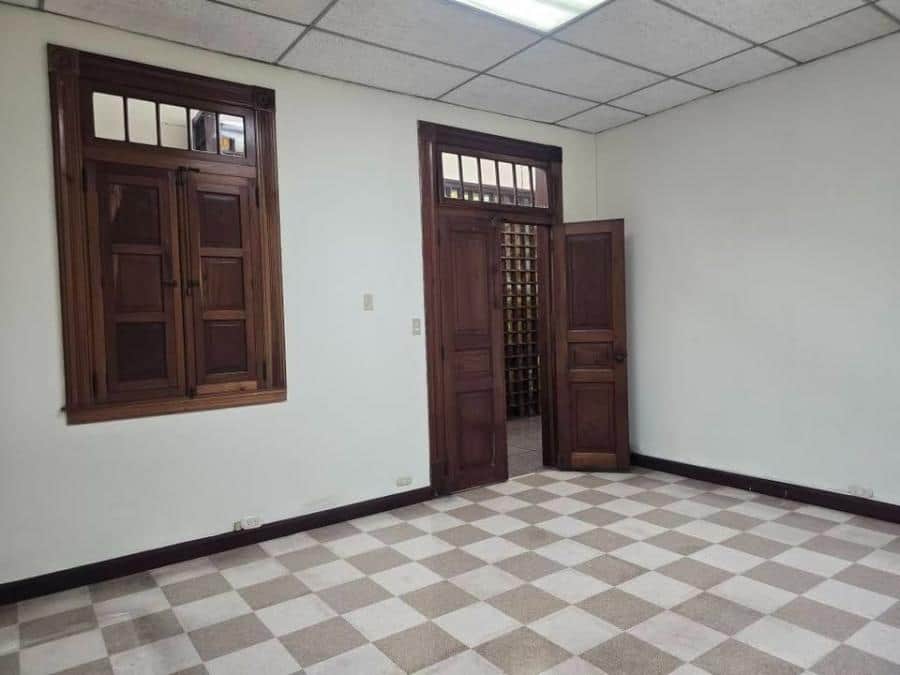 En renta casa grande para negocio en zona 1 frente al mercado central
