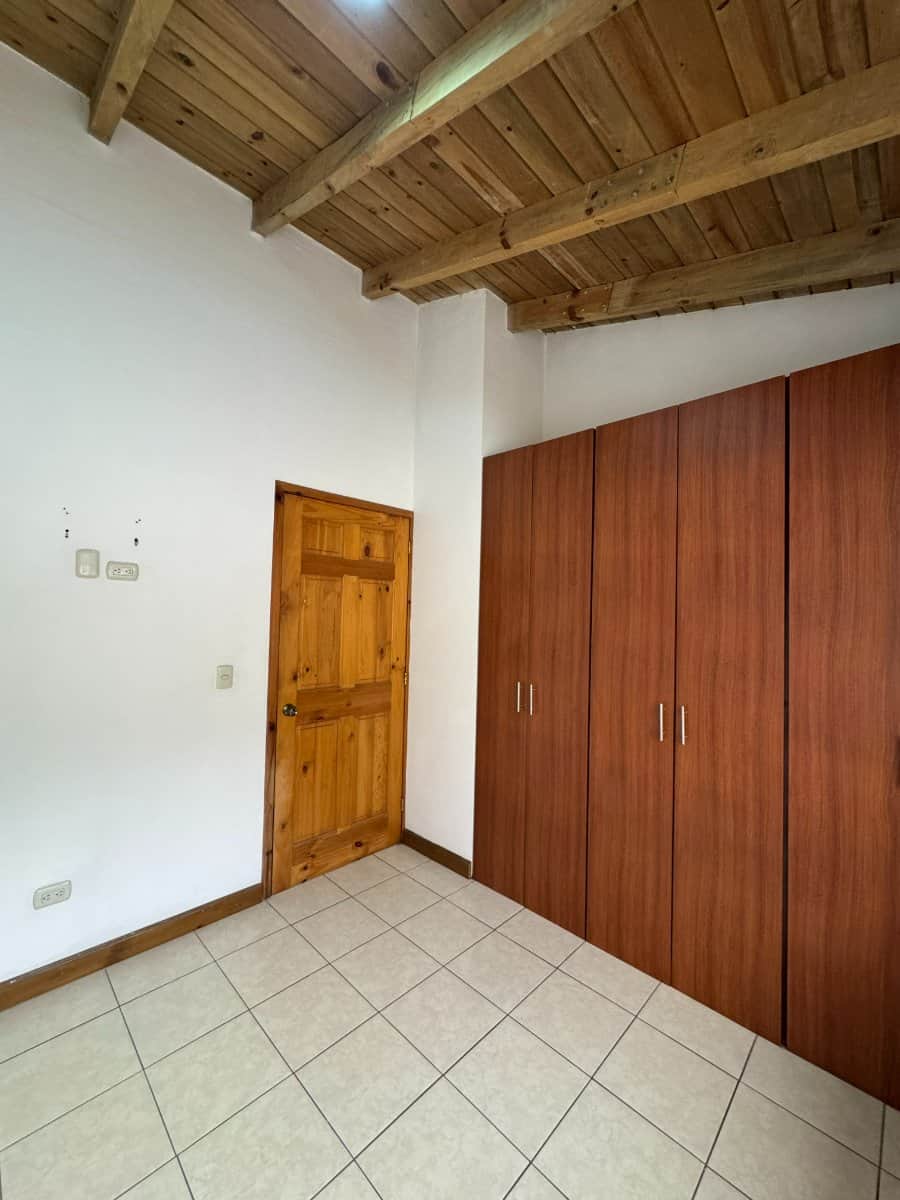 Casa en renta condominio Zona 16 Blvd. Acatán