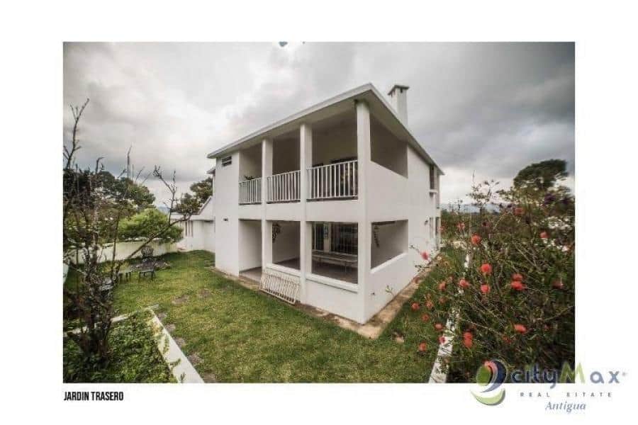 Casa grande en venta en San Bartolomé Milpas Altas, 4 habitaciones.