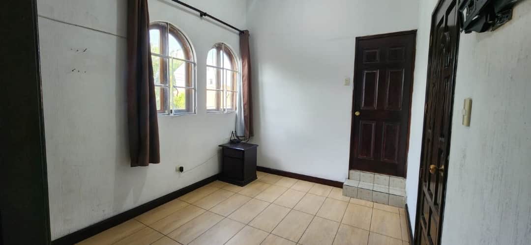 Casa Grande en Venta con Apartamentos en Zona 12 Ciudad de Guatemala