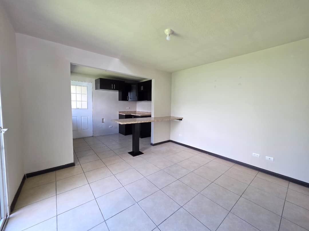CASA CON JARDIN GRANDE EN VENTA EN HACIENDA DE LAS FLORES