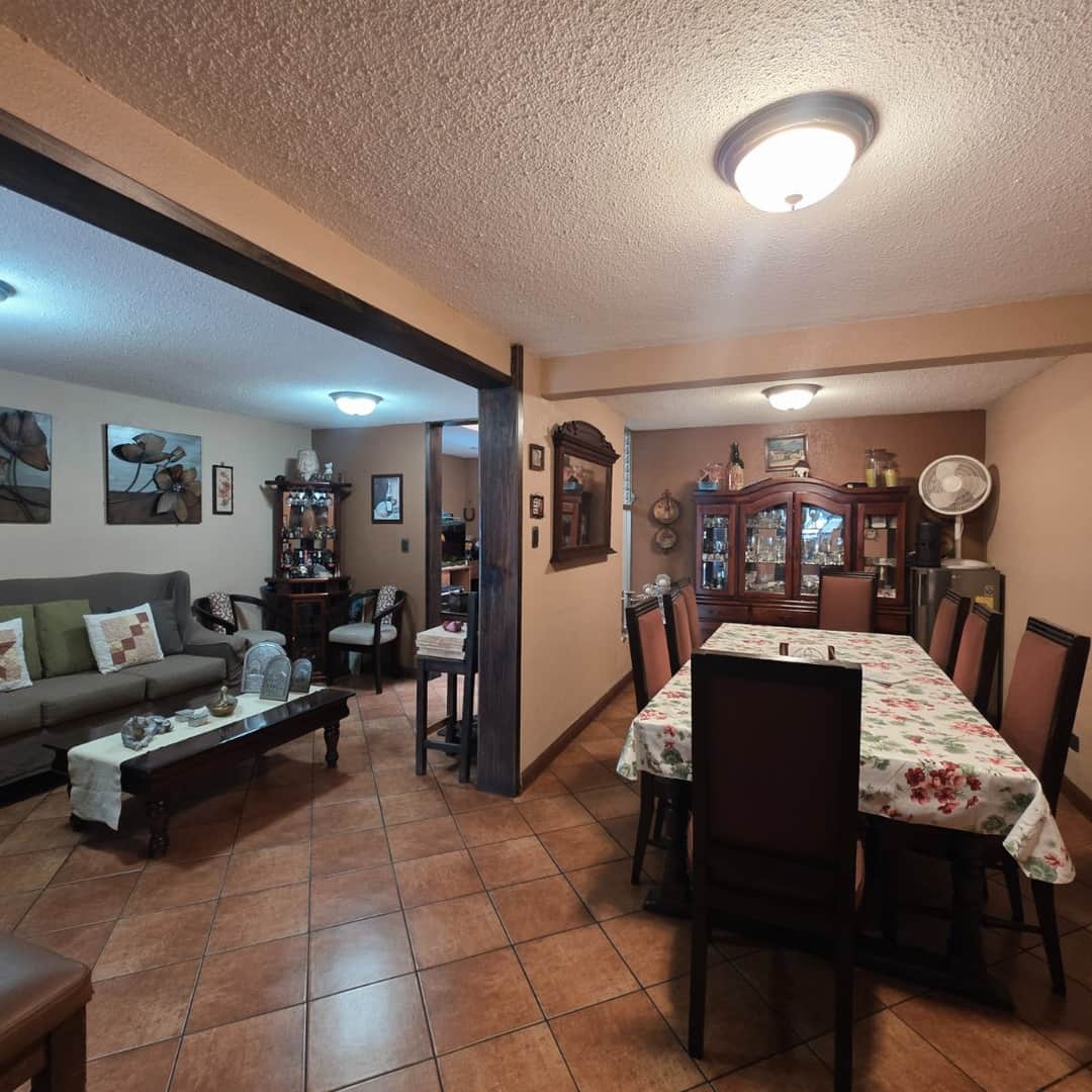 Vendo Amplia Casa Familiar con 6 Habitaciones y Terraza en Villa Nueva Monte María
