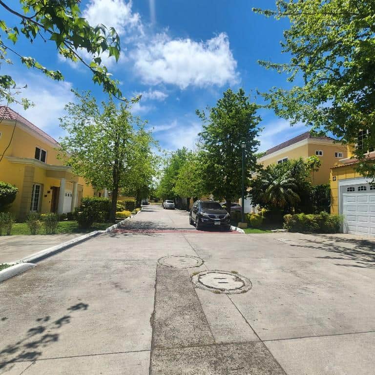 En Venta Casa en CAES EntreVerdes, Ciudad de Guatemala