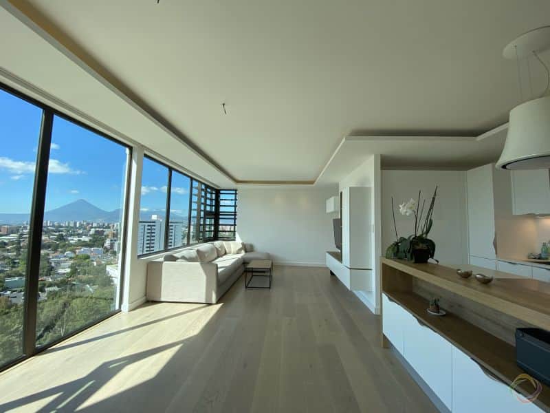 Apartamento en venta, nivel alto en edificio Liv. Zona 15 VHI