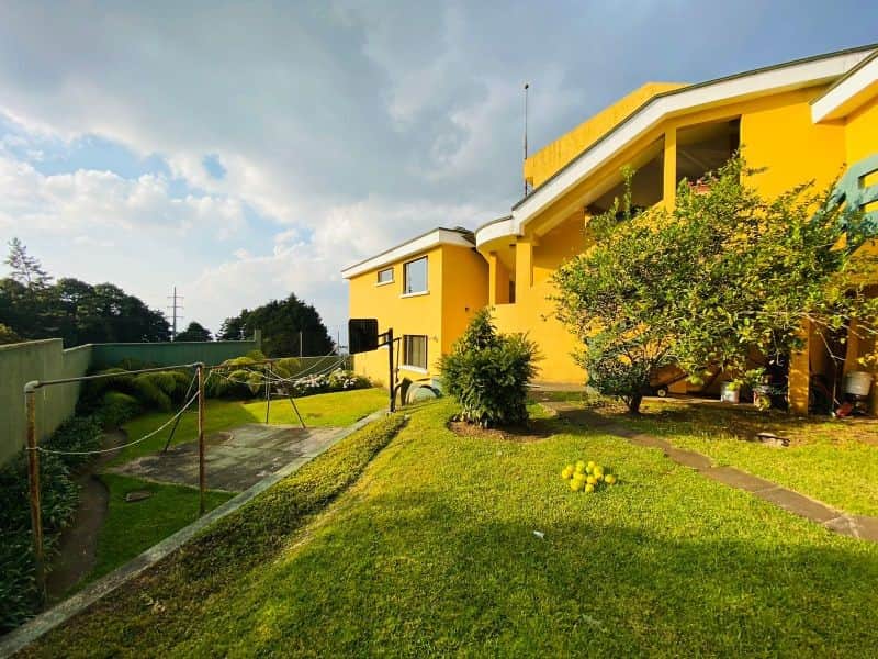Final 20 calle zona 10 arriba Del Prado Casa en la brecha cercana a Colegio King Davis