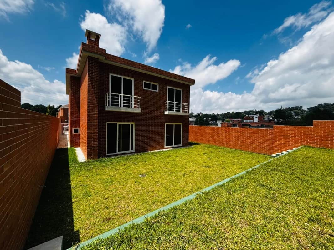 Km 16 Buena Fuente en venta Amplia casa de 4 dormitorios y jardin