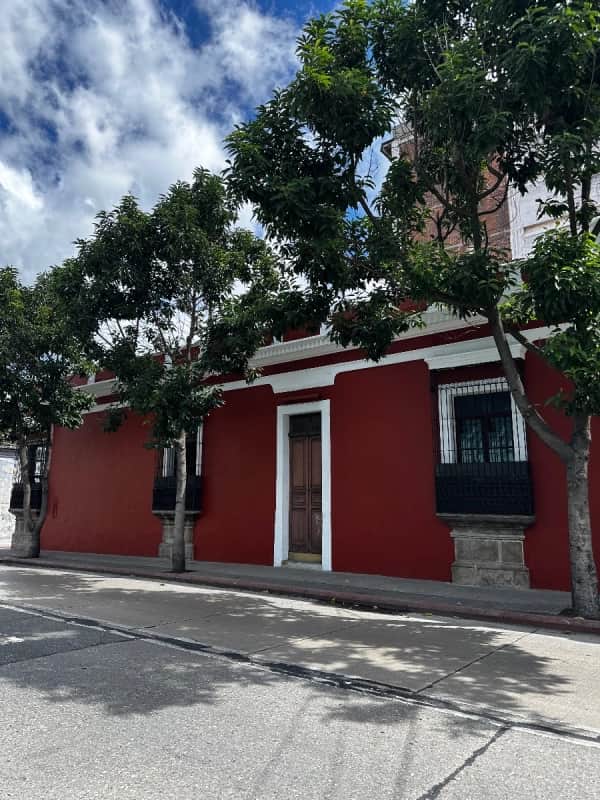 Zona 1, Amplia casa estilo colonial en alquiler