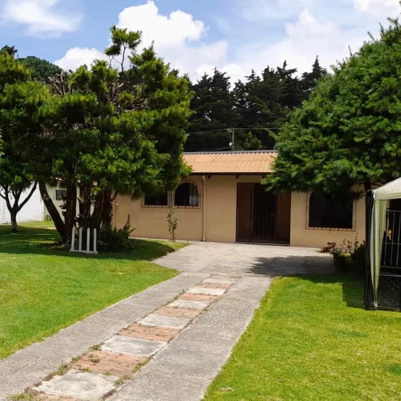 Oficina en Renta San Lucas Sacatepéquez con amplio jardín parqueo