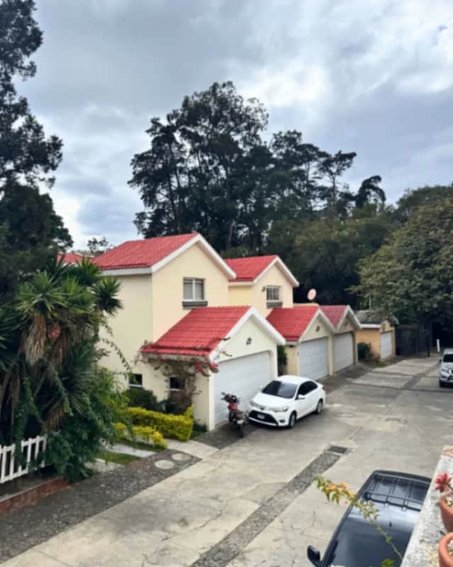 CASA EN VENTA EN ZONA 16 FRENTE AL COLEGIO SUIZO AMERICANO