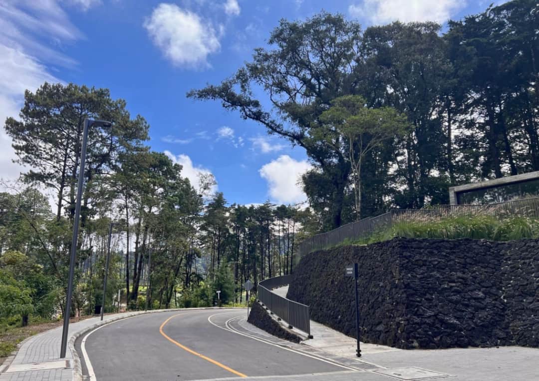 Terreno Venta Zona 16, Azara Legado del Bosque a 10 Minutos Blvd Vh, 1,000 Vrs Inclinado $565, 000 + Impuestos