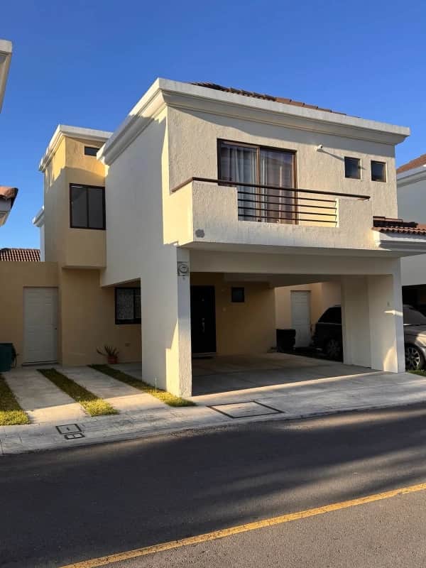 Venta de Amplia Casa en Vistas de San Isidro Z.16