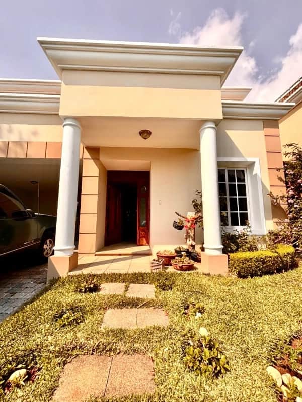Entrada a Fraijanes • Casa en Renta/Venta • Villas de Entreverdes