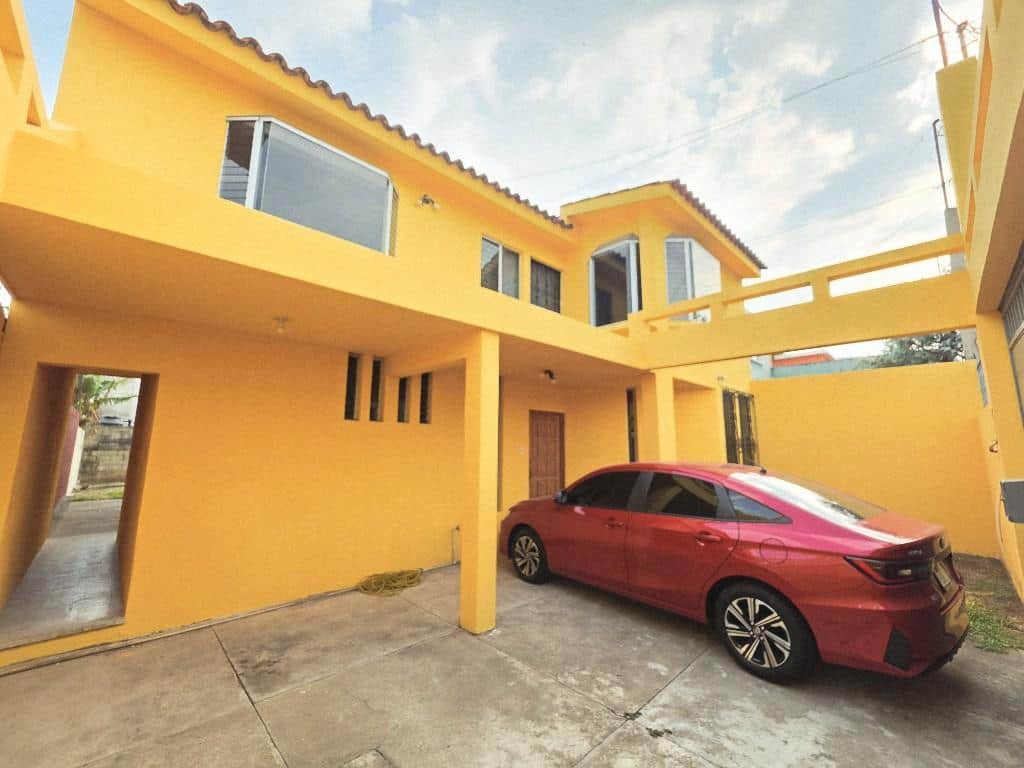 CASA EN VENTA EN PINARES DE SAN CRISTOBAL ZONA 8 MIXCO