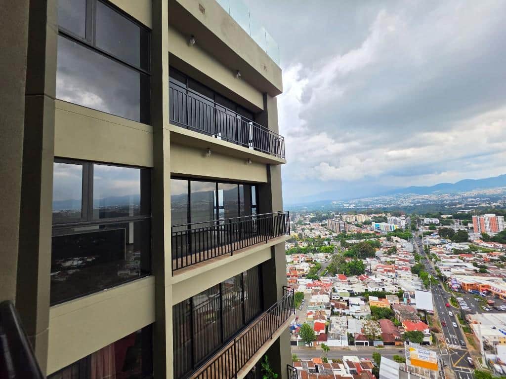 Rento Apartamento en Altaire zona 11, Ciudad de Guatemala