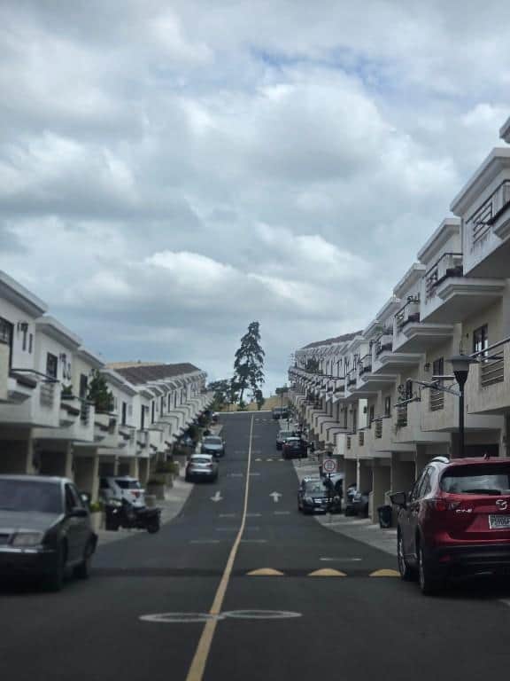 EN VENTA CASA DE 3 NIVELES EN VISTAS DEL NARANJO, MIXCO