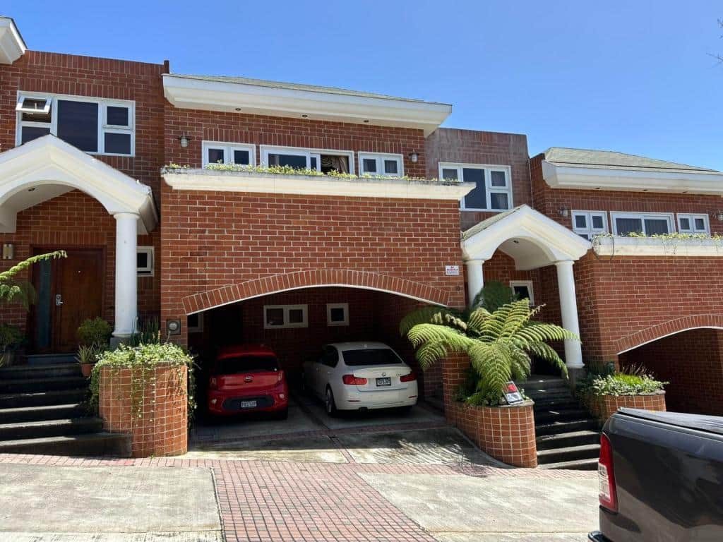 EN ALQUILER COMODA CASA, LA UBICAS DENTRO DELCONDOMINIO LA RIOJA, FRAIJANES , GUATEMALA