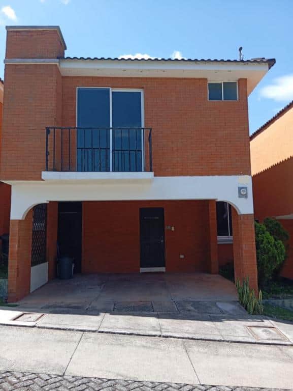 MODERNA CASA EN RENTA, UBICADA DENTRO DEL CONDOMINIO PROVIDENCIA, CARRETEA A SAN JOSE PINULA . GUATEMALA