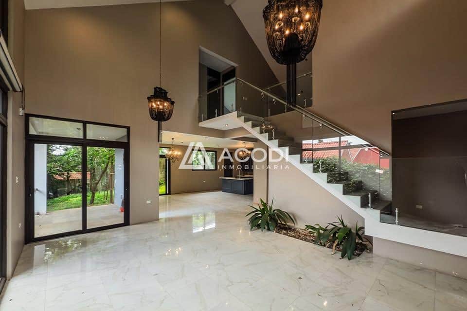 Espectacular Casa con dos niveles en alquiler, 380 m2; la ubican en Piedra Parada, Km 16 Carretera a El Salvador. Guatemala