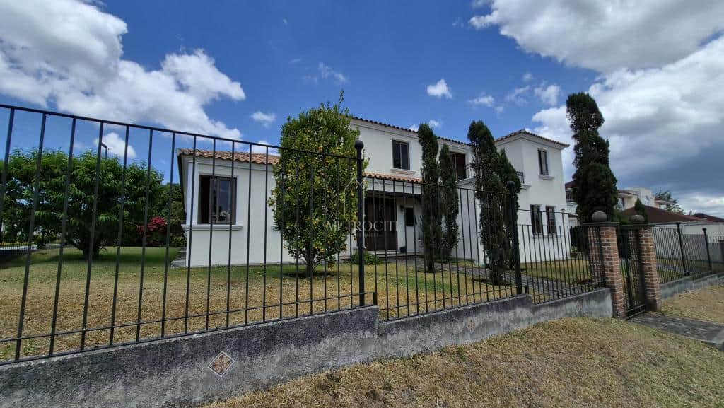 Se vende hermosa casa de esquina en km 25 Carretera a El Salvador, Guatemala