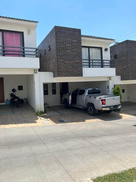 Moderna Casa de 3 Dormitorios en Venta | Condominio con Amenidades Completas