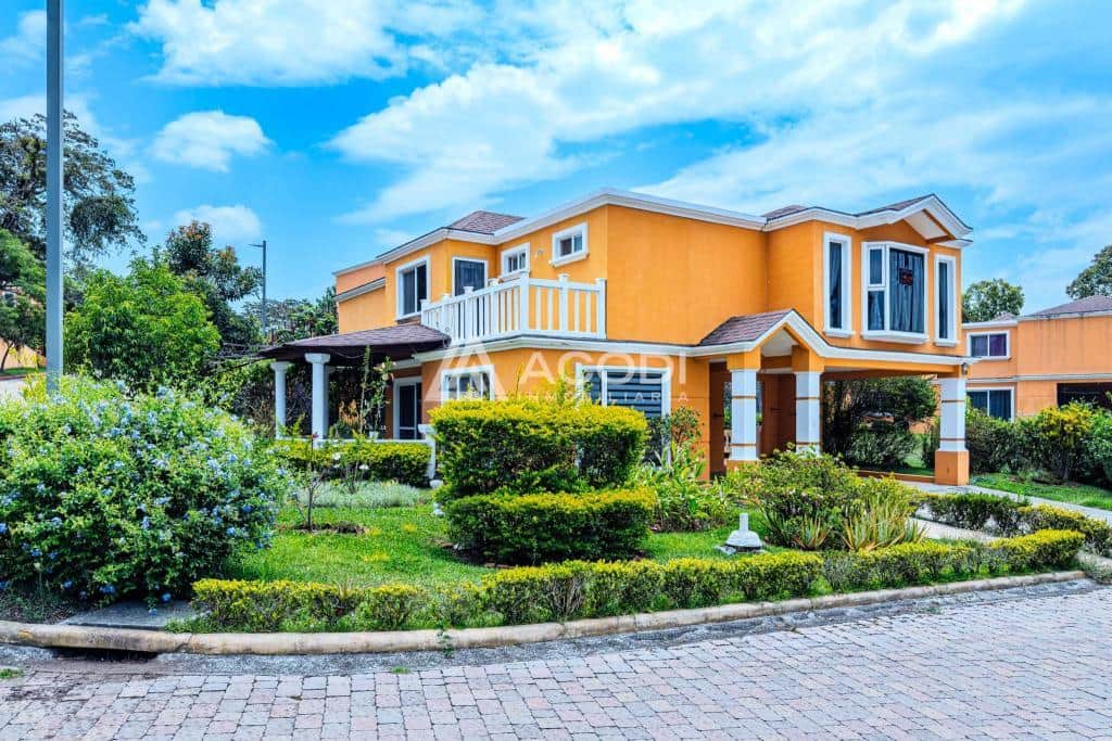 En n Km 29 Carretera a El Salvador, ubican moderna Casa con dos niveles en alquiler, 260 m2, Guatemala