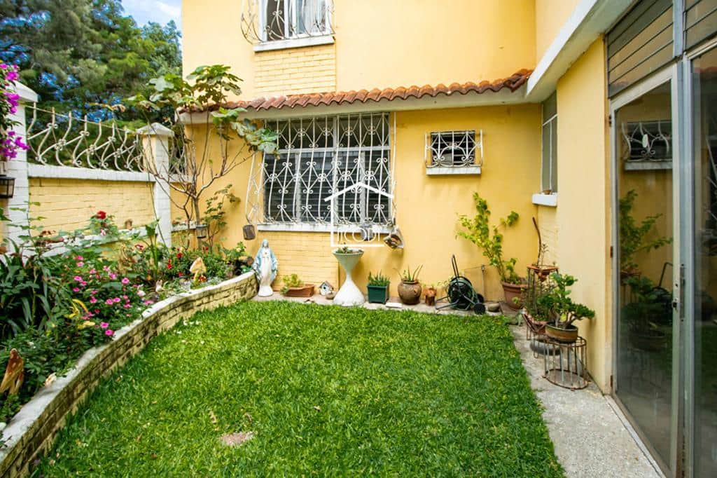 Inversionistas venden moderna Casa con dos niveles, ubicada en Colonia Lourdes, Zona 16 en Ciudad de Guatemala, Guatemala