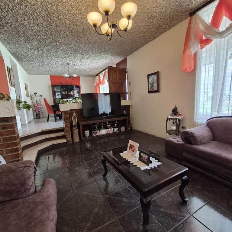 CityMax Diamond (502) 2369-6868 PVC-021-07-26 Q2,750,000 Casa en Venta en Bosques de San Nicolás Zona 4 de Mixco Ubicada dentro de una colonia con garita de seguridad y control de accesos, esta propiedad ofrece un entorno tranquilo, seguro y rodeado de