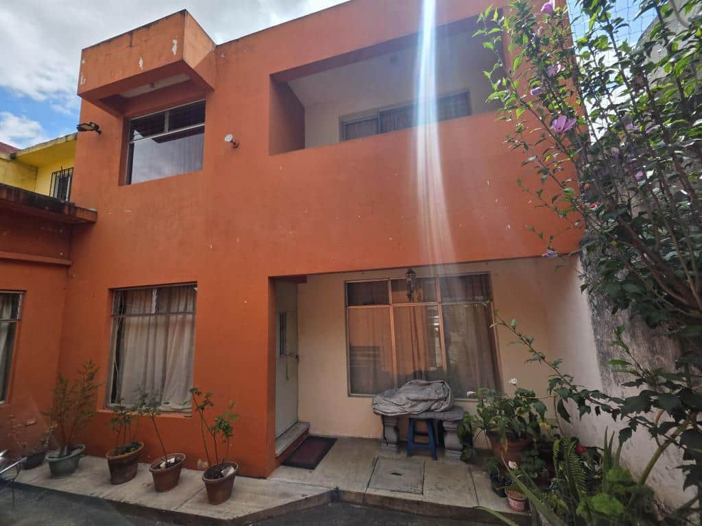 Casa en Venta con Apartamento y Locales en Zona 2 Mixco