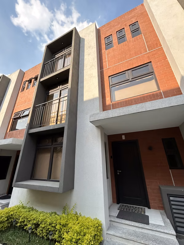Casa en Renta con Linea Blanca - Condado Naranjo zona 4 de mixco - Condominio Casa Mérida
