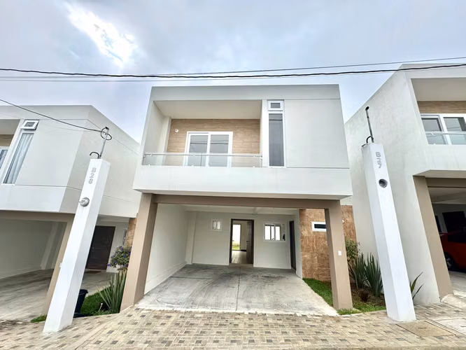 Linda casa en venta para estrenar en Bosques de Santa Elena.
