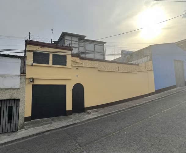Venta de casa en la Bolivar Zona 8 | ideal para colegio, clinicas o construcción
