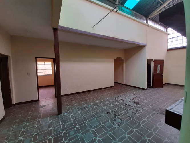 Venta de casa en la Bolivar Zona 8 | ideal para colegio, clinicas o construcción
