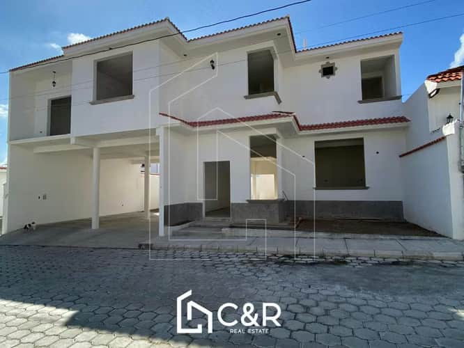 Amplia Vivienda en Fase de Acabados en Venta