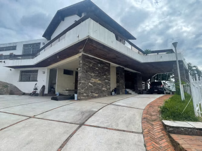 Casa en venta carretera al Mayan Golf Club Villa Nueva