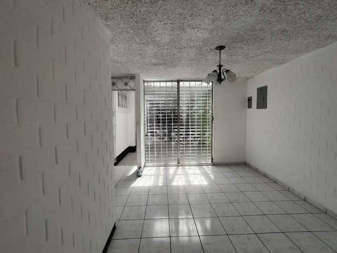 Vendo casa Residenciales Atlántida zona 18 excelente área comercial Q2, 200,000