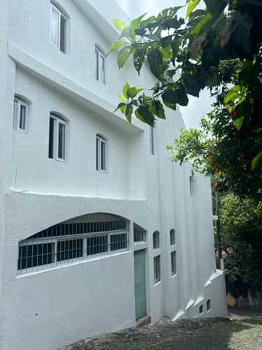 Amplia casa remodelada en venta en zona 10 fuera de condominio!