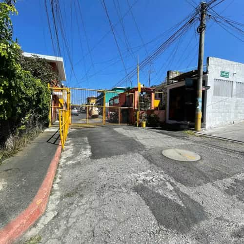 Casa en venta con locales uso mixto Zona 6 proyecto 4-4