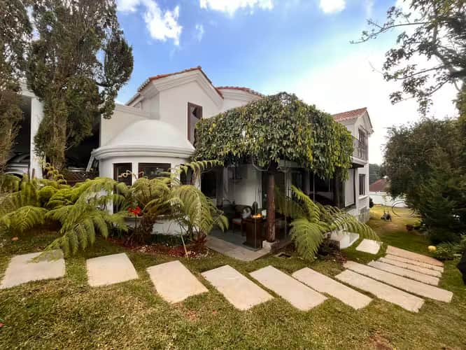 Elegante Casa en Venta CAES