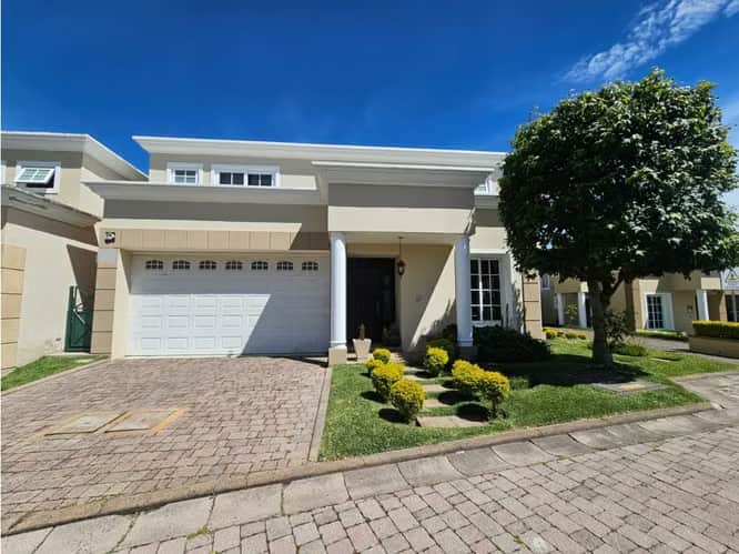 VENTA Casa Condominio Villas de Entreverdes, Entrada a Fraijanes