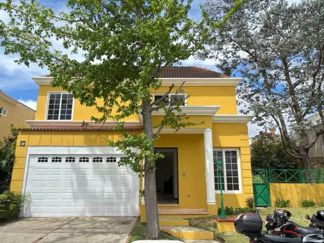 Casa en venta y renta condominio Entreverdes Fraijanes