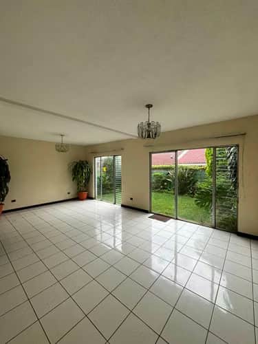 LINDA CASA EN VENTA EN CONDOMINIO SANTA AMELIA ZONA 16