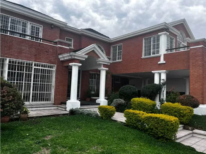 CASA EN VENTA – 5 HABITACIONES + 6 PARQUEOS | LA MONTAÑA | ZONA 16