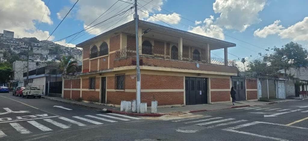 Vendo casa en Colonia lavarreda zona 18