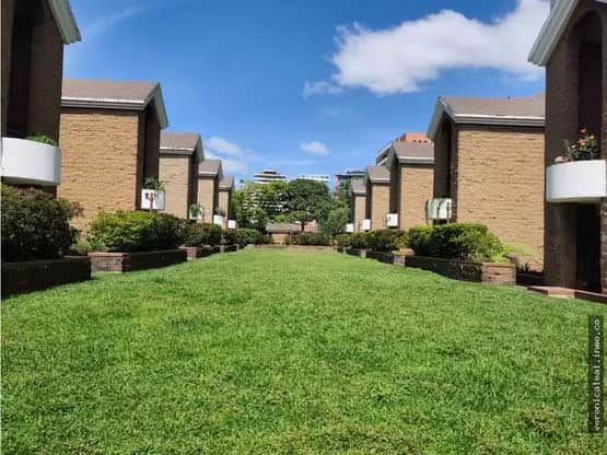 Condominio Cantabria Zona 13 por Las Américas Townhouse en Venta
